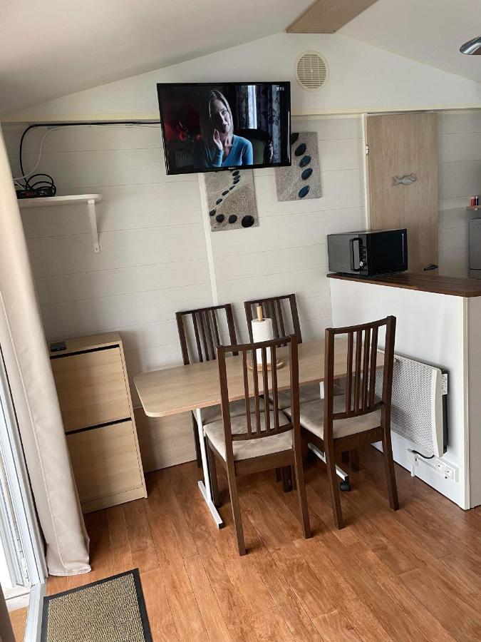 Mobil-Home 4/6 Personnes , Terrasse Couverte ,Piscine Chauffee . Biville-sur-Mer Bagian luar foto