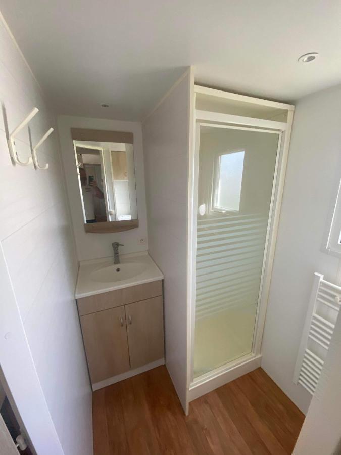 Mobil-Home 4/6 Personnes , Terrasse Couverte ,Piscine Chauffee . Biville-sur-Mer Bagian luar foto